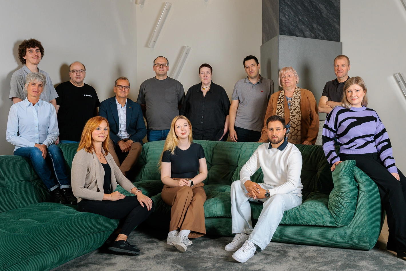 Teamfoto in der Lobby des Berliner Büros